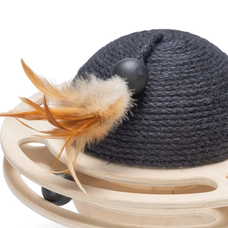 Designed by Lotte Baya puinen leikkipallo