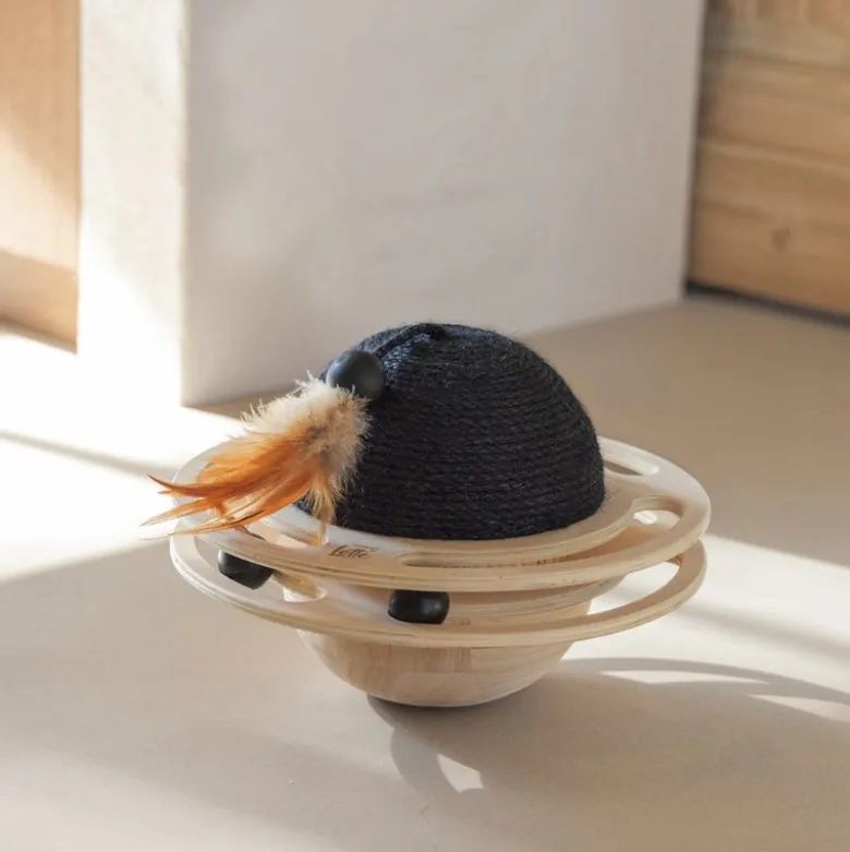 Designed by Lotte Baya puinen leikkipallo