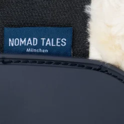 Nomad Tales -säärystimet ja takasuojat tekoturkiksella, laivastonsininen